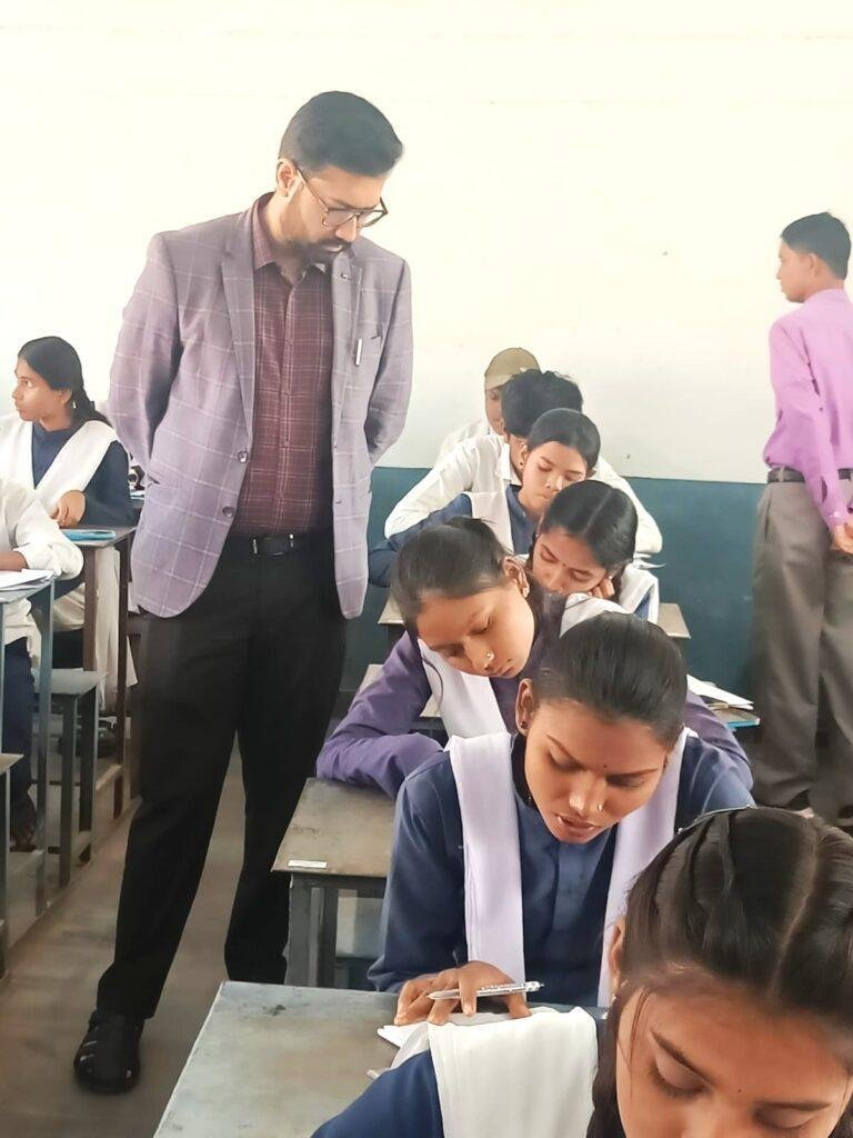 कलेक्टर श्री लंगेह ने परीक्षा व्यवस्था का निरीक्षण करने स्कूलों का किया भ्रमण