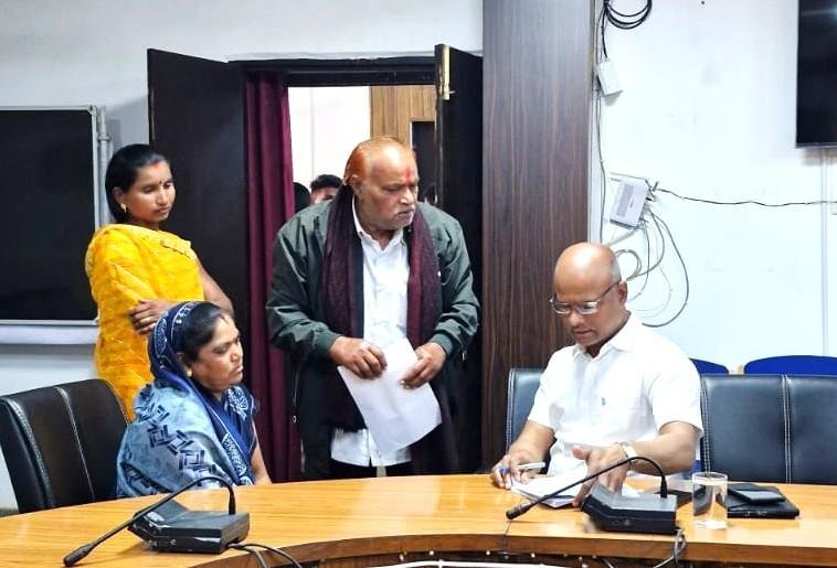 अपर कलेक्टर श्री रवि साहू ने जन चौपाल में सुनी लोगों की मांग एवं समस्याएं
