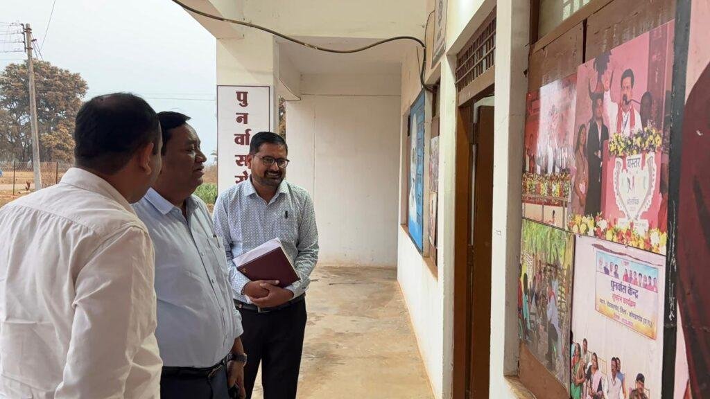 बस्तर संभागायुक्त ने पुनर्वास केंद्र का किया निरीक्षण