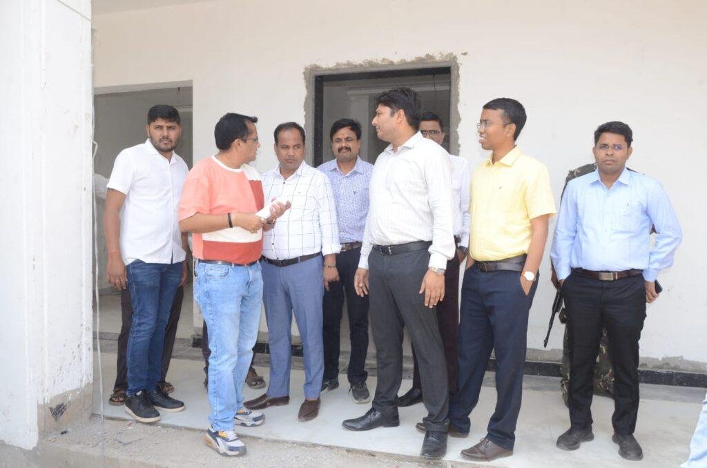 कलेक्टर ने किया महतारी सदन एवं महिला योग भवन का निरीक्षण, कहा ऐसा कार्य करें कि सालों तक अच्छी गुणवत्ता के लिए करें याद