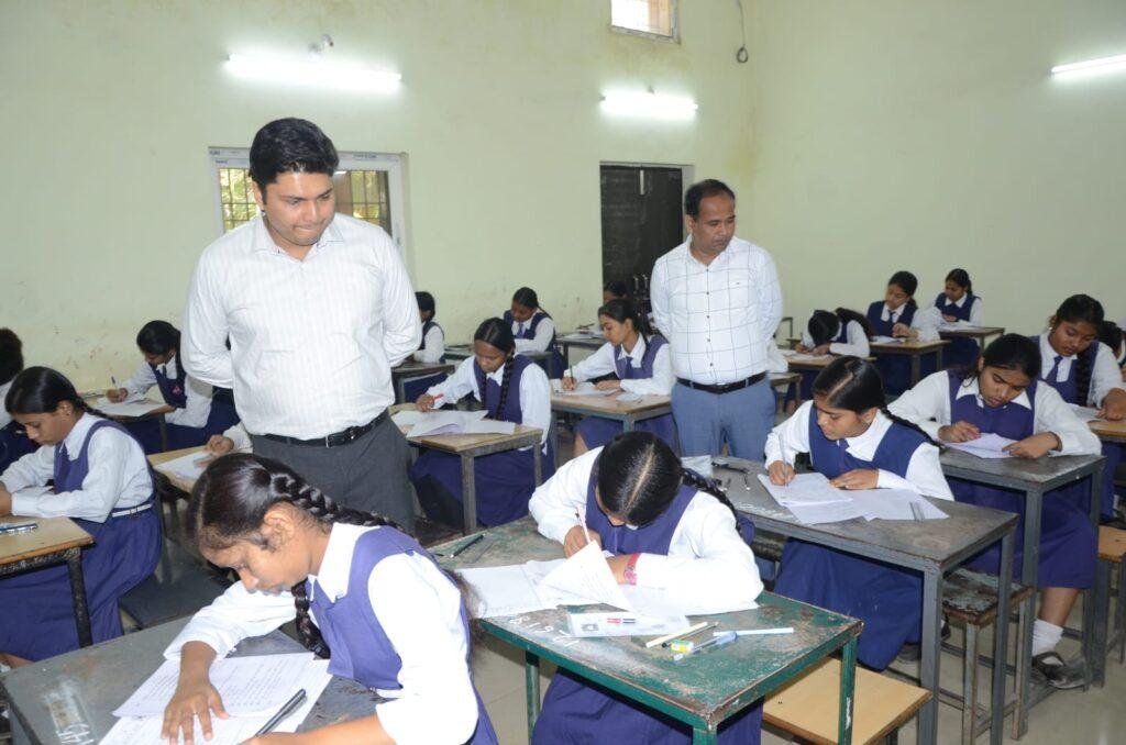 *कलेक्टर ने किया 10वी-12वी परीक्षा केंद्रों का किया औचक निरीक्षण*