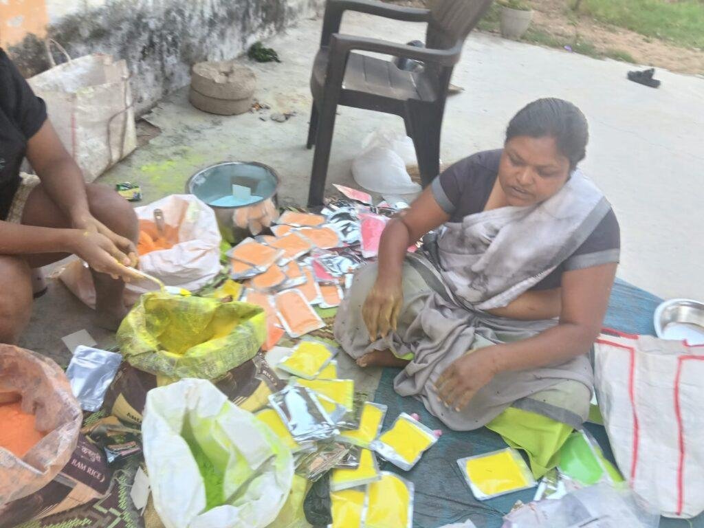 ’कोरिया जिले में ग्राम डकईपारा में तैयार “उजाला” से सजेगी हरित होली’