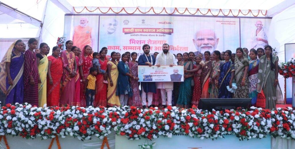 खादी वस्त्र ही नहीं, विचारधारा भी है- श्री मनोज कुमार ग्रामोद्योग विकास योजना अंतर्गत 580 हितग्राहियों को बांटे गए टूलकिट गोविंदपुर के खेल मैदान में जुटे प्रदेशभर के हितग्राही