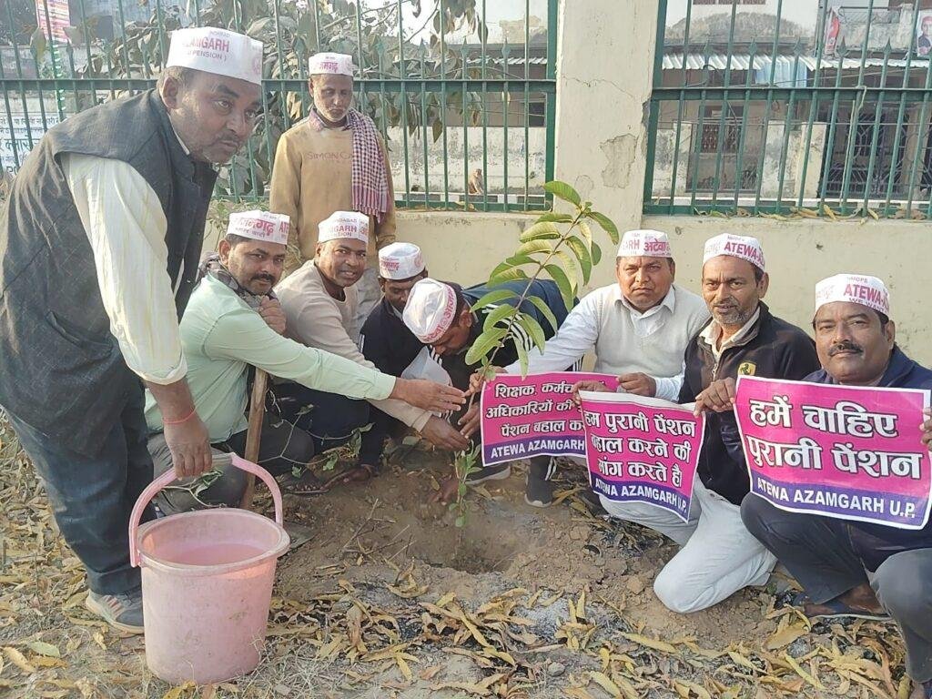 आजमगढ़ अटेवा पेंशन बचाओ मंच होली के पावन अवसर पर आज दिनांक 1 मार्च 2026 को कुंवर सिंह उद्यान में अटेवा के कुशीनगर में तैनात शिक्षक अशोक कुमार यादव जी के अध्यक्षता में कुंवर सिंह उद्यान में अमरूद का पौधा लगाया