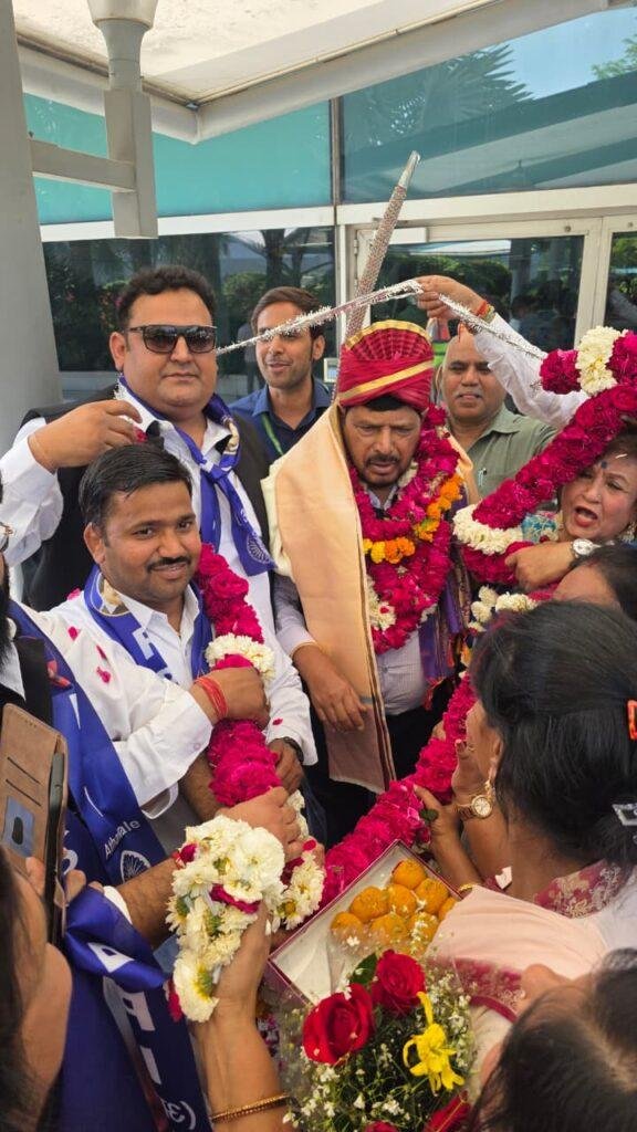 दिल्ली एयरपोर्ट पर केंद्रीय मंत्री रामदास आठवले का भव्य स्वागत