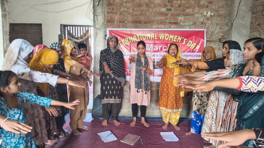 अंतर्राष्ट्रीय महिला दिवस के अवसर पर साकार संस्था द्वारा संचालित तीन साक्षरता केन्द्रों में लगभग 155 महिलाओं एवं किशोरियों के साथ विभिन्न गतिविधियों के माध्यम से मनाया महिला दिवस