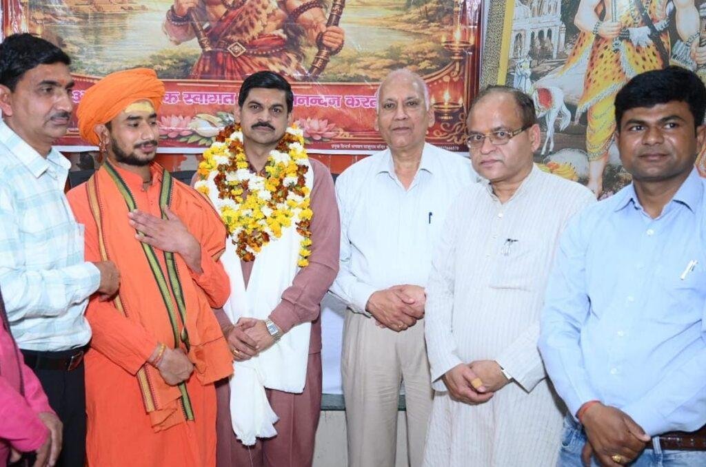 होली मिलन समारोह में उड़े कविताओं के रंग शिखाराम रावत, रंजीत रंग, बृजेश शर्मा, विकास मिश्रा, अतुल कुमार शर्मा और ज्ञानप्रकाश उपाध्याय ने सुनाईं हास्य की रचनाएंँ