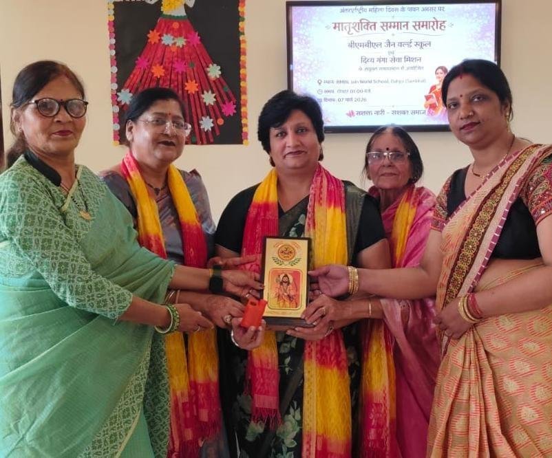 पूर्वांचल नारी गौरव सम्मान से किया गया समाज में सक्रिय महिलाओं को सम्मानित