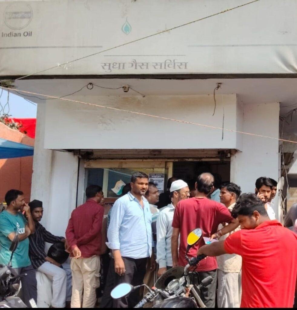 सर्वर डाउन होने से सुधा गैस सर्विस पर मचा हड़कंप, घंटों धूप में खड़े रहे उपभोक्ता