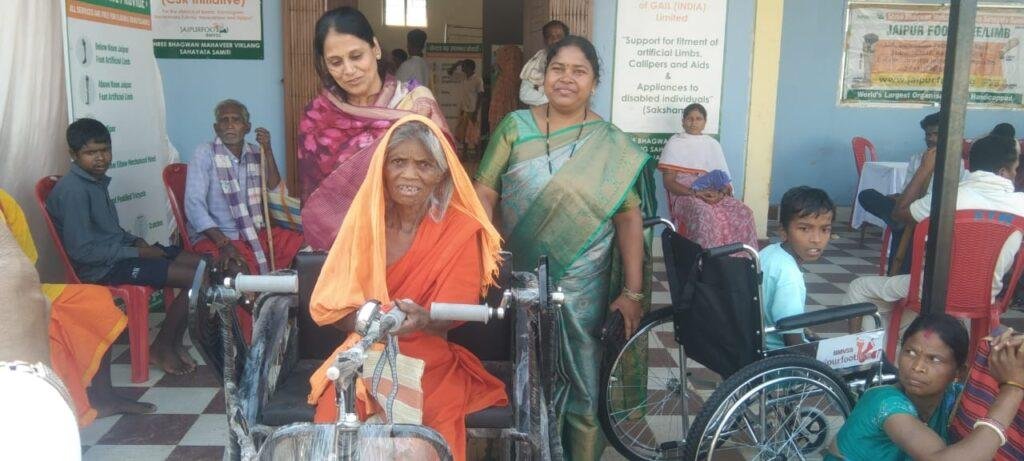 बस्तर के आड़ावाल में उमड़ी दिव्यांगों की उम्मीद शिविर में 120 हितग्राहियों को मिला आधुनिक उपकरणों का सहारा