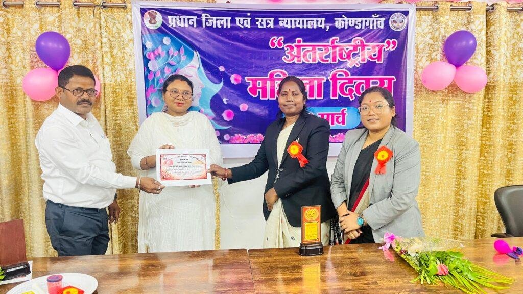 जिला न्यायालय में अन्तर्राष्ट्रीय महिला दिवस के अवसर पर महिलाओं को सम्मान पत्र के साथ स्मृति चिन्ह प्रदान कर सम्मानित किया गया