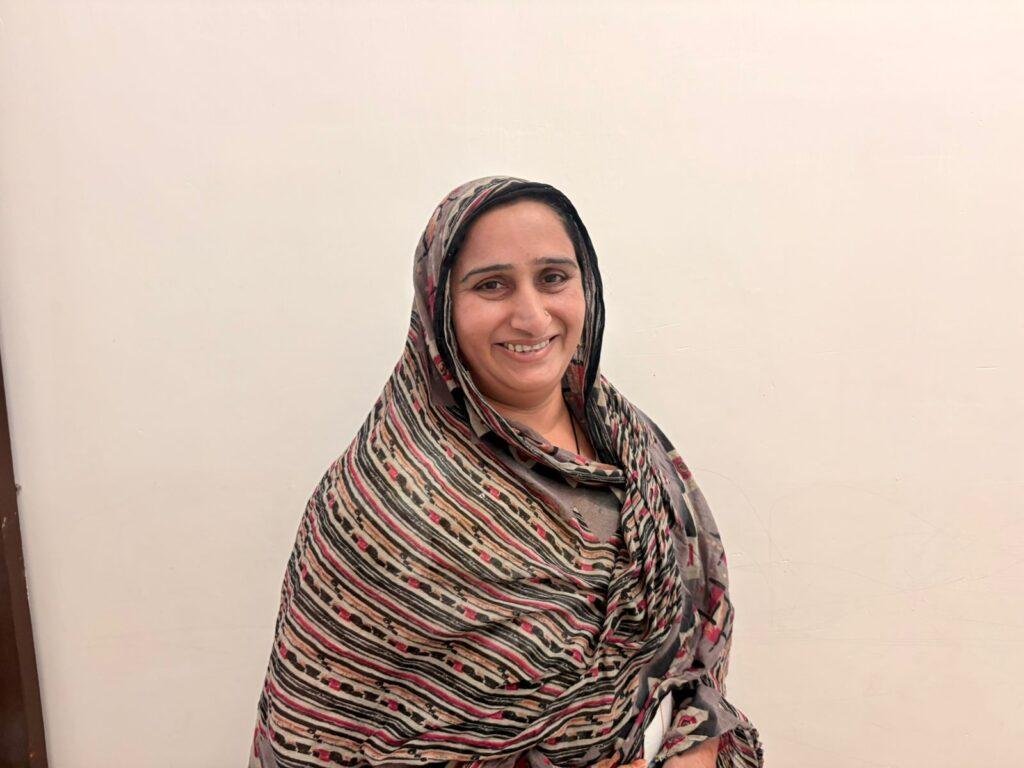 महतारी वंदन योजना से मिली मदद, प्राप्त राशि का उपयोग सिलाई काम में कर रहीं शमीम बानो