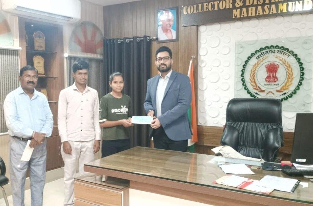 आकांक्षी ब्लॉक पिथौरा की छात्राओं को उत्कृष्ट प्रदर्शन के लिए राज्यपाल स्वेच्छानुदान से 10-10 हजार रुपए की मिली प्रोत्साहन राशि