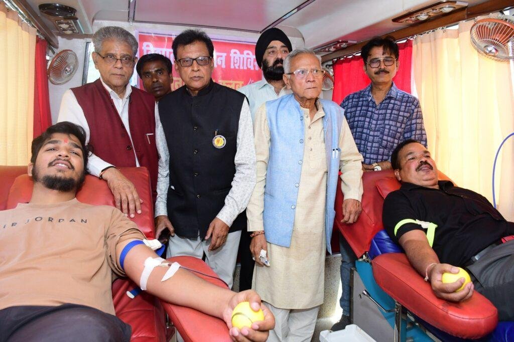 स्वास्थ्य चिकित्सा और रक्तदान शिविर में उमड़े सैकड़ों लोग वन मंत्री ने किया उद्घाटन