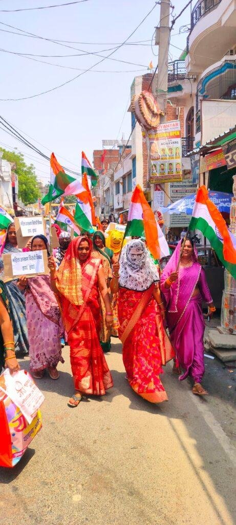 महिला आरक्षण के समर्थन में बिलरियागंज बाजार में महिलाओं का जोरदार प्रदर्शन