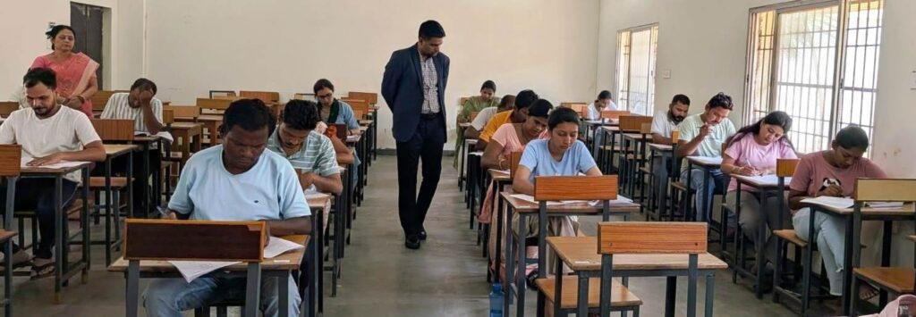 कलेक्टर ने विभिन्न परीक्षा केंद्रों का औचक निरीक्षण कर व्यवस्थाओं का लिया जायजा