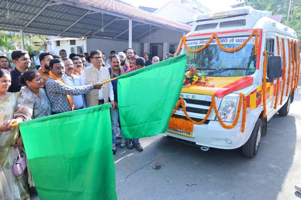 वित्त मंत्री श्री चौधरी ने एएलएस एम्बुलेंस को दिखाई हरी झंडीगंभीर मरीजों के लिए बनेगी लाइफलाइन, आधुनिक उपकरणों से लैस एम्बुलेंस