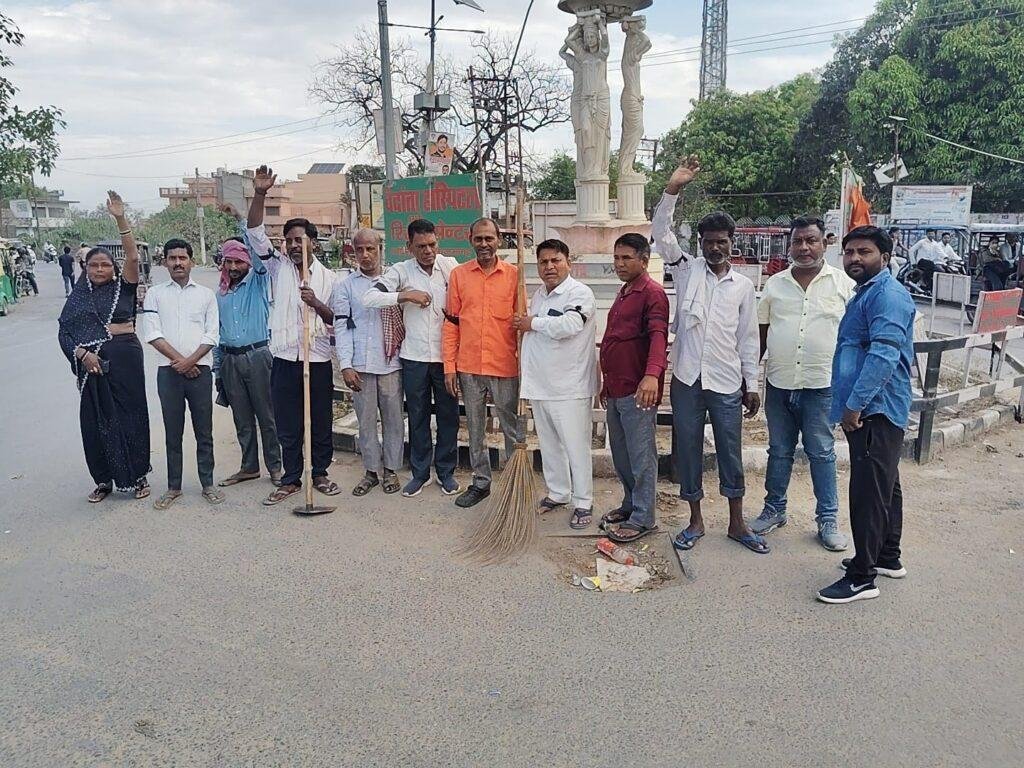 आजमगढ़ अटेवा के राष्ट्रीय अध्यक्ष पेंशन पुरुष विजय कुमार बंधु जी के आवाहन पर आज दिनांक 1 अप्रैल 2026 को दिन सोमवार को काली पट्टी बांधकर अपने हर क्षेत्र से जहां पर तैनात है वहां से विरोध जताते हुए NO NPS. No .UPS only OPS