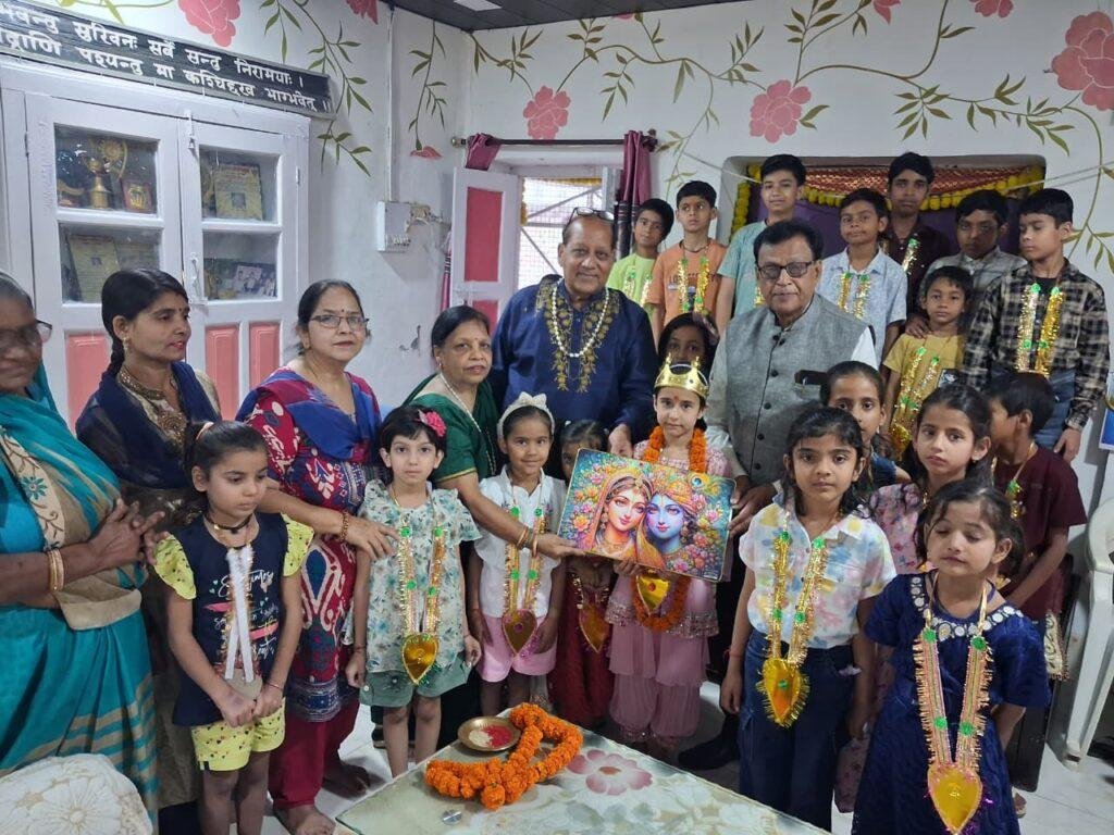 वर्ष 2026 में सर्वश्रेष्ठ 96 प्रतिशत अंक पाने पर वैष्णवी रस्तोगी को किया गया सम्मानित