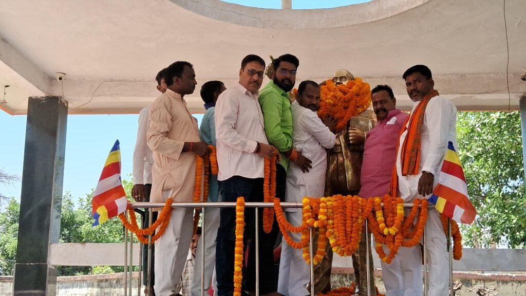 बाबा साहेब के चित्र पर माल्यार्पण कर धूमधाम से बाबासाहेब का जन्मदिन मनाया