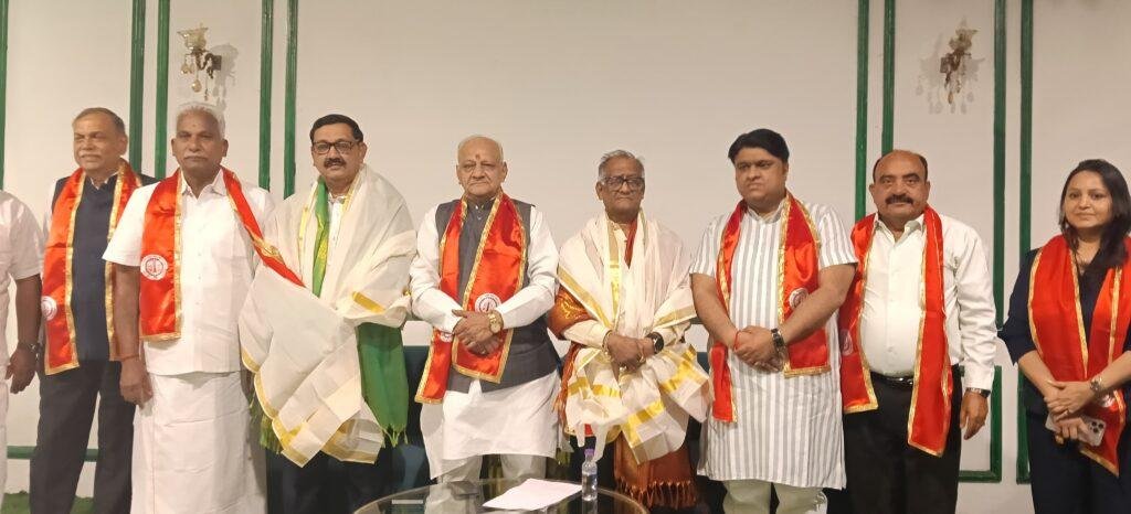कनफेडरेशन ऑल इंडिया ट्रेडर्स (कैट) की दिल्ली होटल बेला मोन्टी में राष्ट्रीय अध्यक्ष की अध्यक्षता में घनश्याम दास को चुना राष्ट्रीय वाइस चेयरमैन