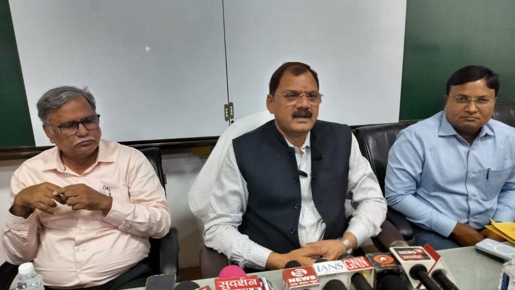 छात्रों के समुचित संसाधन के साथ परीक्षा की सुचिता सर्वोच्च प्राथमिकता-कुलपति