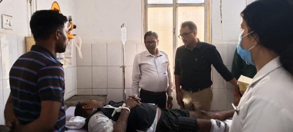 CMO की तत्परता से घायल शिक्षक को समय पर मिला इलाज, एम्बुलेंस से भेजवाया अस्पताल