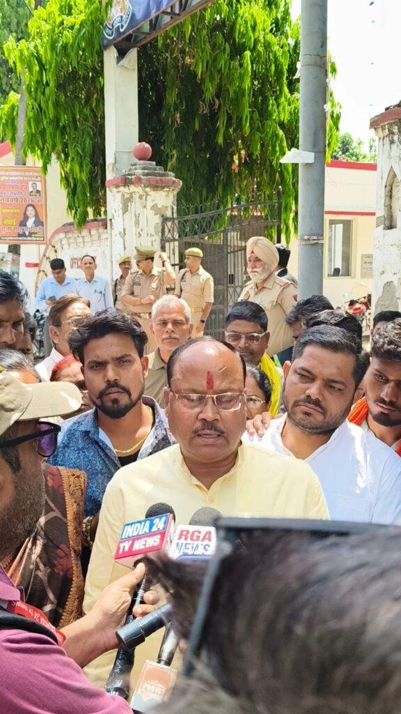 बरेली में राष्ट्रीय बजरंग दल बरेली के जिला अध्यक्ष रोहित गंगवार के समर्थन में ज्ञापन, पुलिस अधिकारियों पर गंभीर आरोप ,एसएसपी ऑफिस में जुटे बड़ी संख्या में कार्यकर्ता व पदाधिकारी