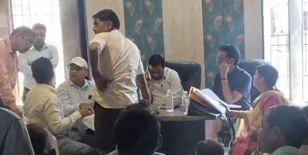 रहपुरा जागीर में चकबंदी अधिकारियों ने लगाई चौपाल,शिकायतों का निस्तारण नहीं होने से ग्रामीण नाराज