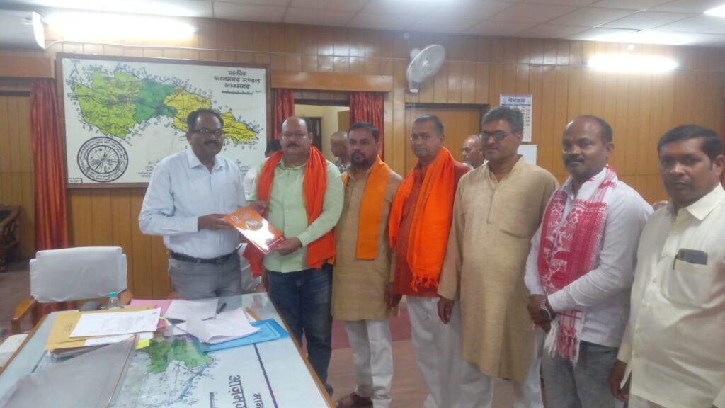 मंडलायुक्त व डीएम को विश्व हिंदू महासंघ भारत पत्रिका को भेंट किया गया