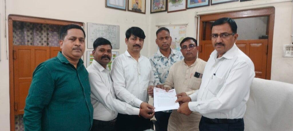 स्मार्ट मीटर बना सिरदर्द: जिला अध्यक्ष अकरम खान के साथ सैकड़ो व्यापारियों ने बिजली विभाग पर बोला हल्ला, चीफ इंजीनियर को सौंपा ज्ञापन