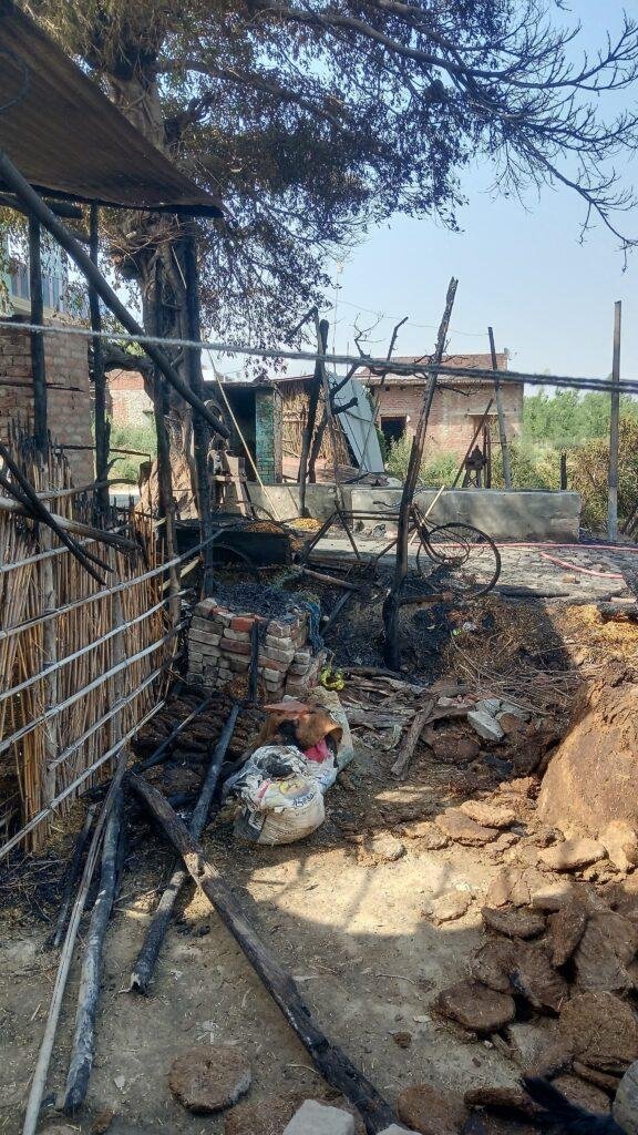 मीरगंज कुल्छा खुर्द गांव में आग से लाखों का सामान जलकर हुआ राख