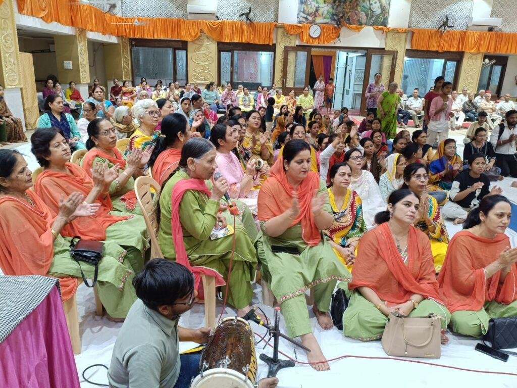 “श्री बांके बिहारी मंदिर में छप्पन भोग व भजन संध्या सम्पन्न “