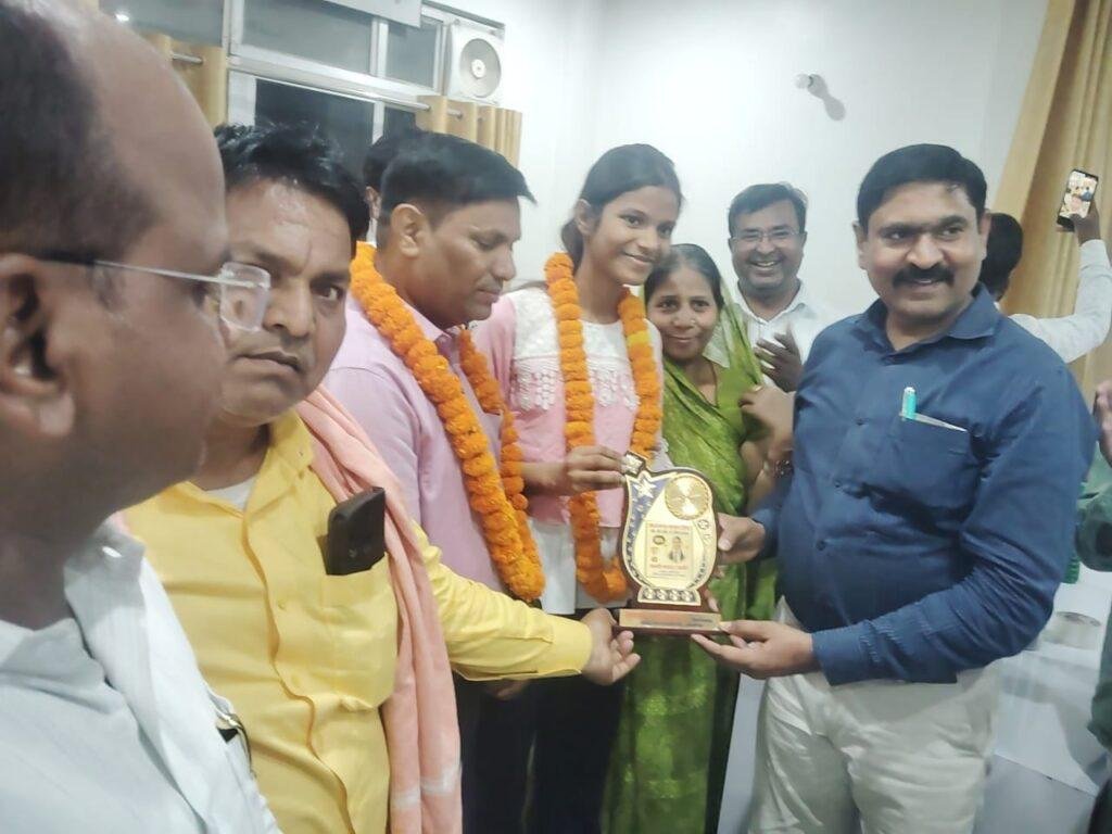 अटेवा आज़मगढ़ द्वारा जनपद की होनहार बिटिया का सम्मान