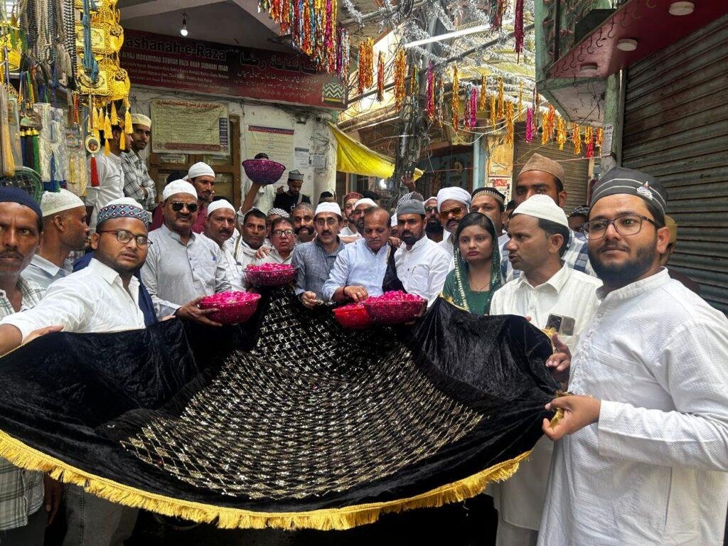 बरेली में ताजुश्शरिया के उर्स पर कांग्रेसियों ने की चादरपोशी, सौंपे संदेश पत्र