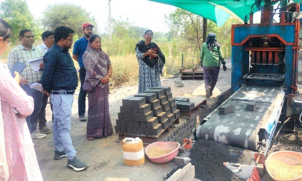 सीईओ जिला पंचायत श्री नंदनवार ने किया आजीविका संवर्धन केंद्रों का निरीक्षण