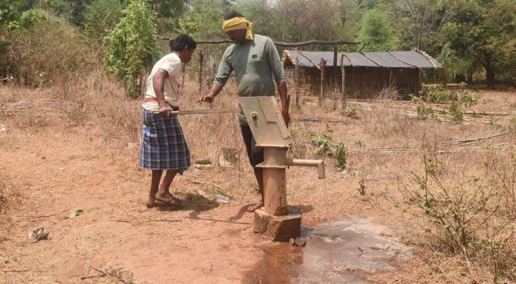 ग्राम मातालकुडुम का हैण्डपंप तत्काल सुधार किया गया