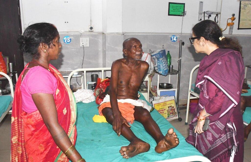 देर शाम जिला अस्पताल पहुंचीं कलेक्टर श्रीमती त्रिपाठी