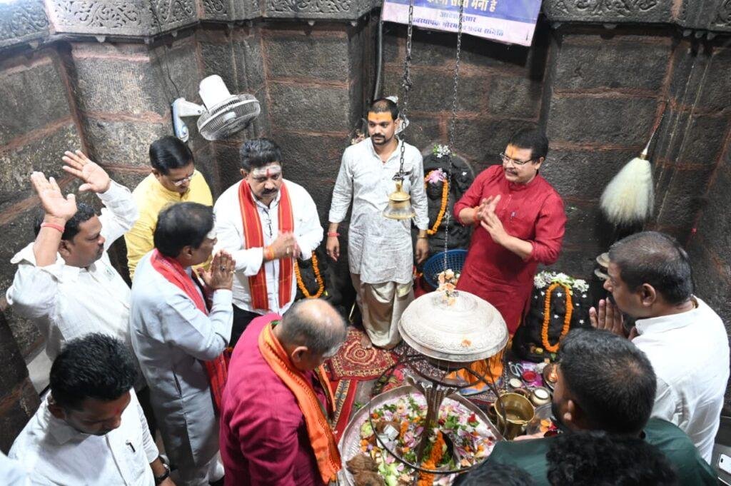 उप मुख्यमंत्री श्री विजय शर्मा, वन मंत्री श्री केदार कश्यप एवं सांसद श्री संतोष पाण्डेय ने भोरमदेव मंदिर में की पूजा-अर्चना