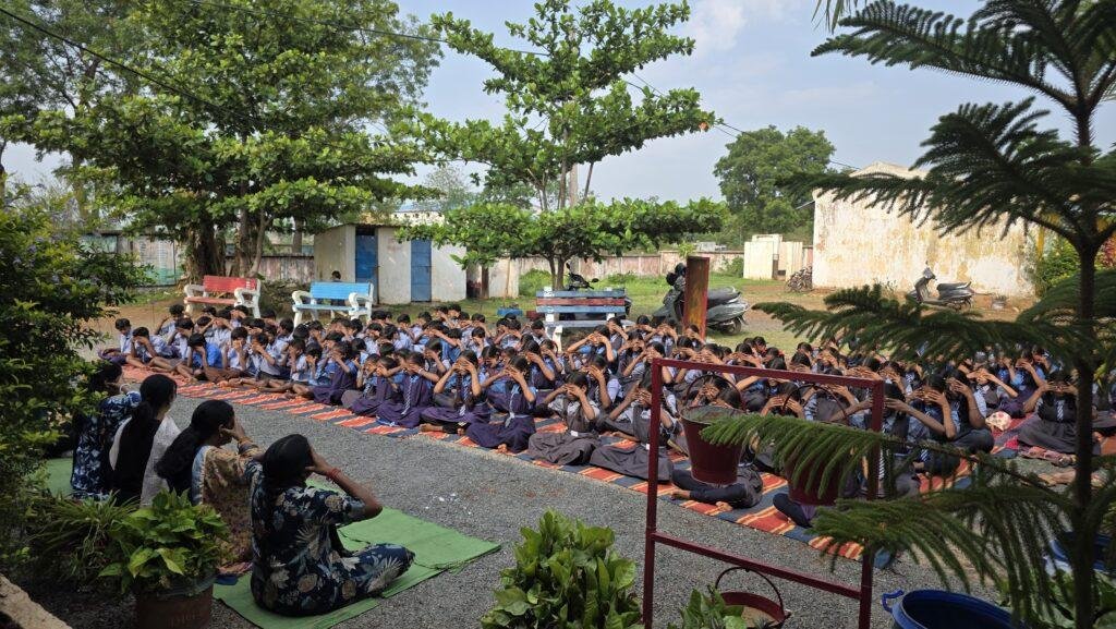अंतरराष्ट्रीय योग दिवसचिलकुटी और बाबूसेमरा के स्कूलों में गूंजा करो योग, रहो निरोग का नारा
