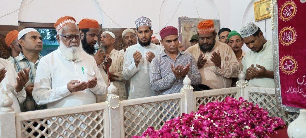 उर्स-ए-शाह मंज़र में मुल्क की तरक़्क़ी और भाईचारे के लिए उठीं दुआ को हाथ