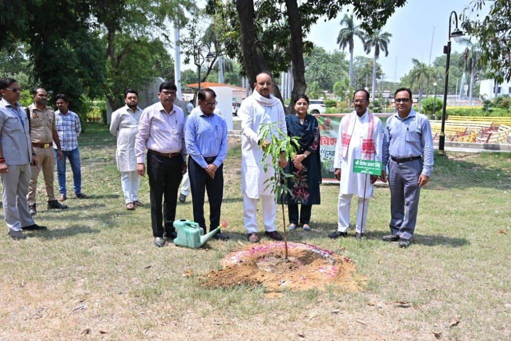 मा० उद्यान मंत्री ने विश्व पर्यावरण दिवस पर किया वृक्षारोपण