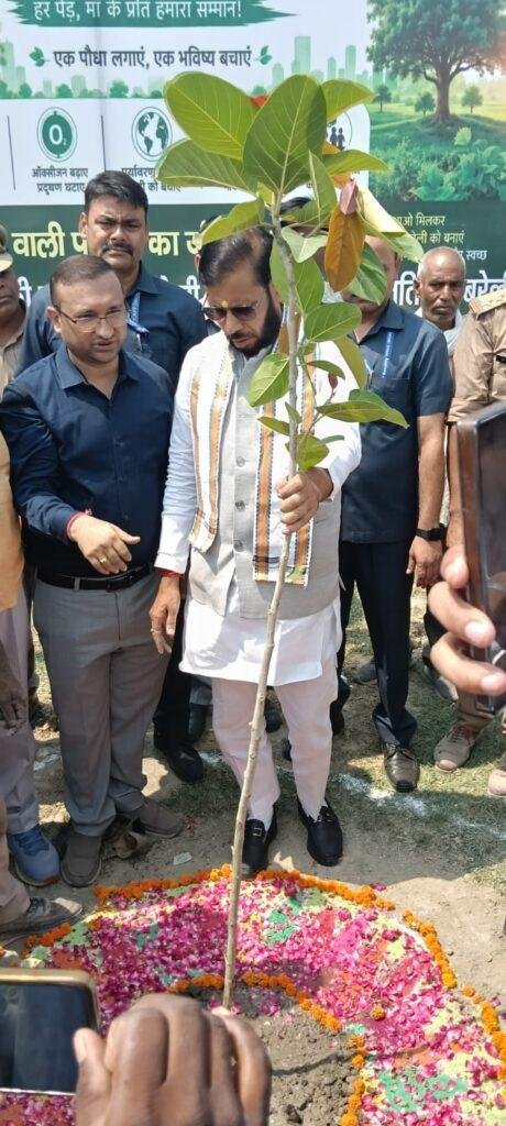 मा0 मंत्री मनोज कुमार पाण्डेय ने विश्व पर्यावरण दिवस पर वृक्षारोपण अभियान का किया शुभारंभ