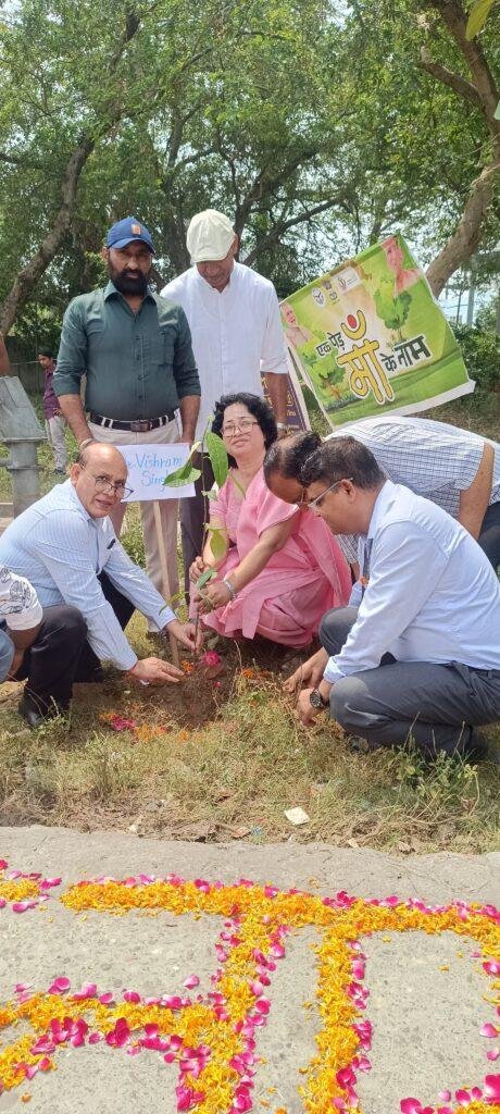 विश्व पर्यावरण दिवस पर “एक पेड़ माँ के नाम” अभियान के अंतर्गत वृक्षारोपण कार्यक्रम आयोजित