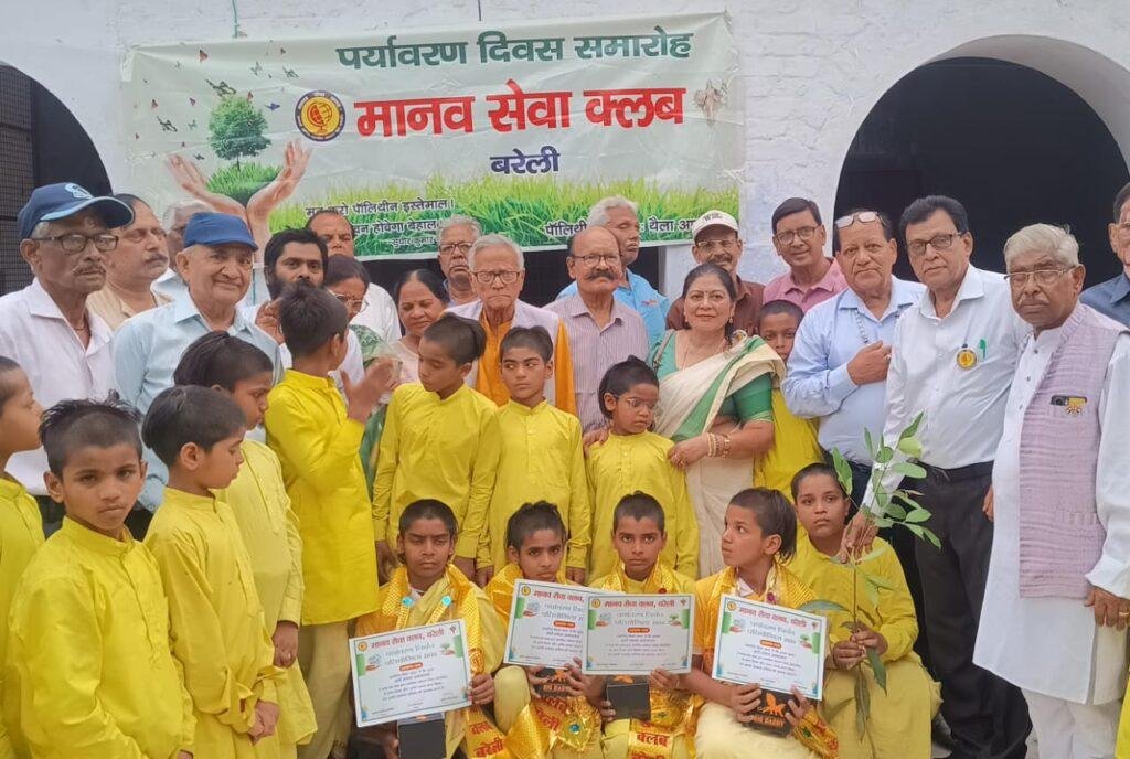 पर्यावरण निबन्ध प्रतियोगिता में अनाथालय का संजय रहा प्रथमपौधारोपण कर पर्यावरण रक्षकों को किया सम्मानित