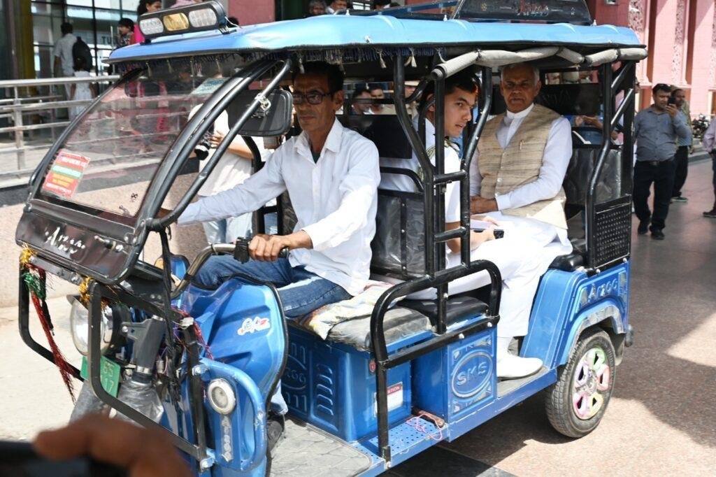 प्रधानमंत्री मोदी के ‘ईंधन बचाओ’ संदेश को धरातल पर उतार रहे राज्यपाल आचार्य देवव्रत