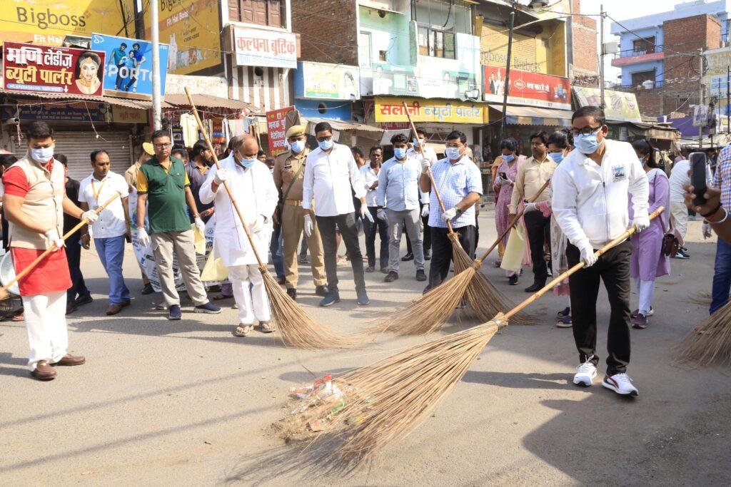 नौमहला मलिन बस्ती में चला विशेष स्वच्छता अभियान एवं जनसमस्या समाधान शिविर