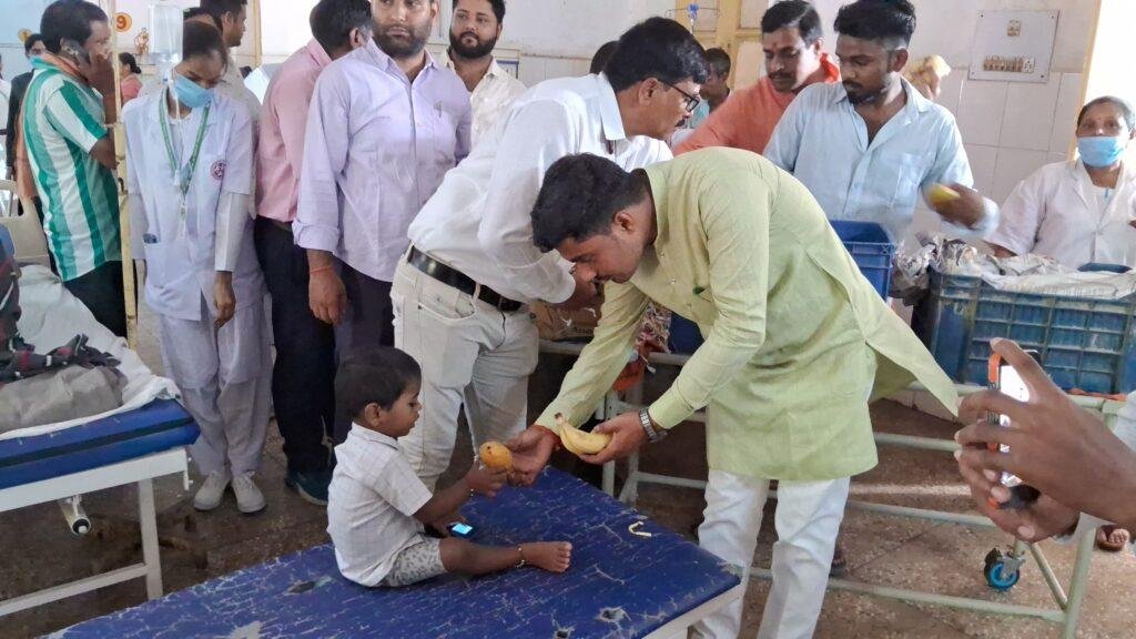 स्व० केशभान तिवारी की पांचवीं पुण्यतिथि फल वितरण कर मनाई गई