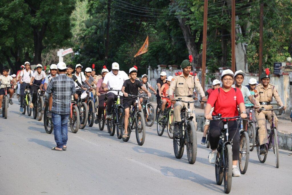 विश्व साइकिल दिवस पर रायगढ़ में उमड़ा फिटनेस का उत्साह‘संडेज ऑन साइकिल’ रैली में सैकड़ों लोगों ने निभाई सहभागिता स्कूली बच्चों, एनसीसी कैडेट्स, अधिकारियों-कर्मचारियों और नागरिकों ने दिया फिट इंडिया का संदेशस्वस्थ जीवनशैली, पर्यावरण संरक्षण और नियमित व्यायाम के प्रति किया जागरूक, सभी ने लिया फिट भारत निर्माण का संकल्प