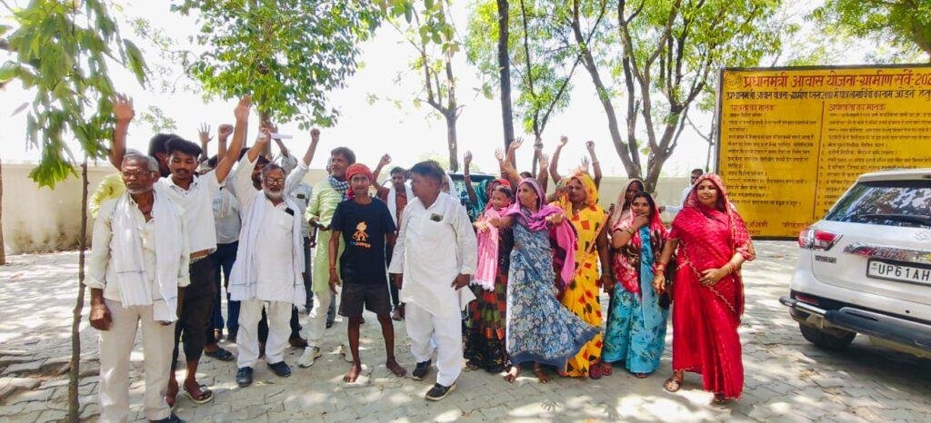 आजमगढ़: अवैध खनन और भ्रष्टाचार के खिलाफ भड़के किसान, मेहनगर तहसील पर जोरदार प्रदर्शन, थानाध्यक्ष को हटाने के लिए 3 दिन का अल्टीमेटम